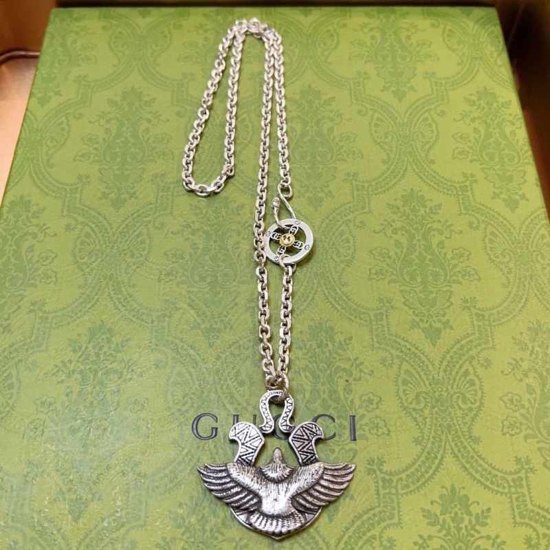 G*u*i necklaces